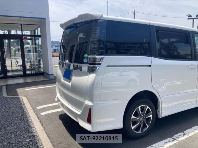 Toyota VOXY 2017-08 7226365-13