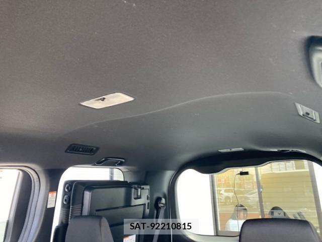 Toyota VOXY 2017-08 7226365-15