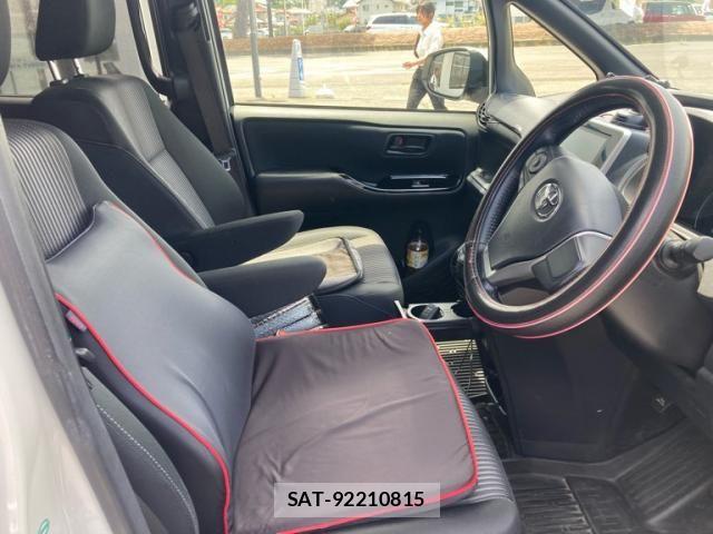 Toyota VOXY 2017-08 7226365-24