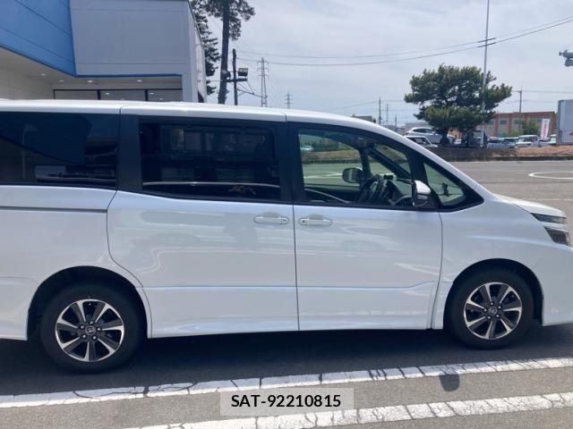 Toyota VOXY 2017-08 7226365-6