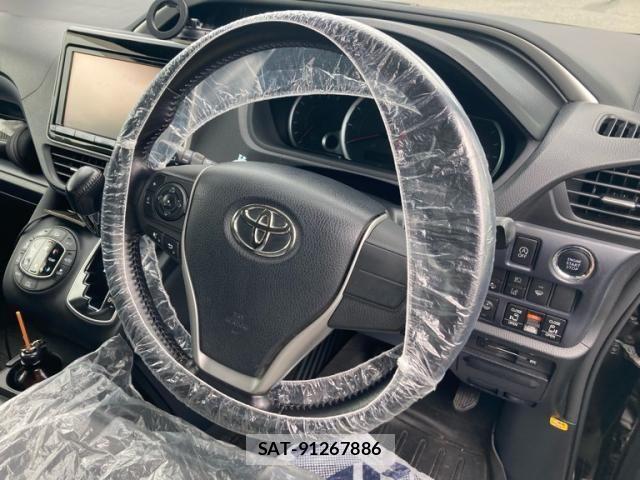 Toyota VOXY 2016-05 7226366-11