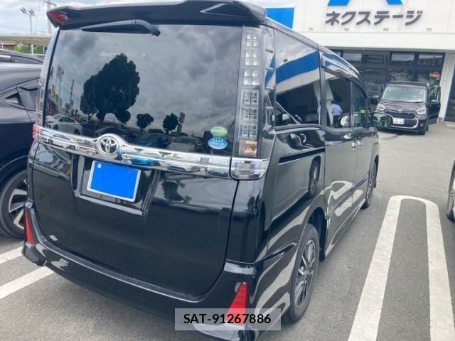 Toyota VOXY 2016-05 7226366-1