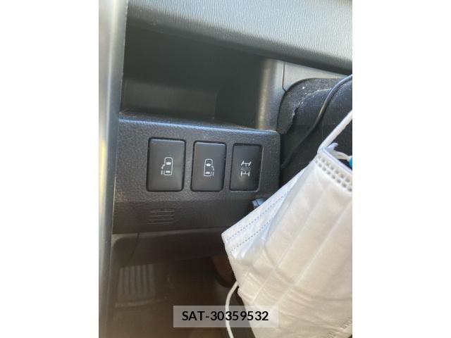 Toyota VOXY 2012-03 7226356-25