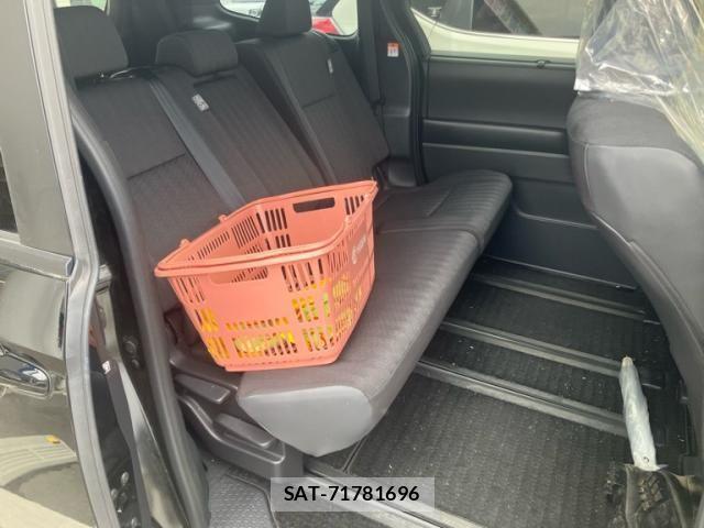 Toyota VOXY 2022-07 7226380-16