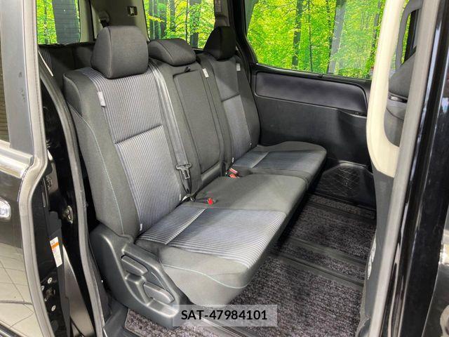 Toyota VOXY 2017-05 7226367-8
