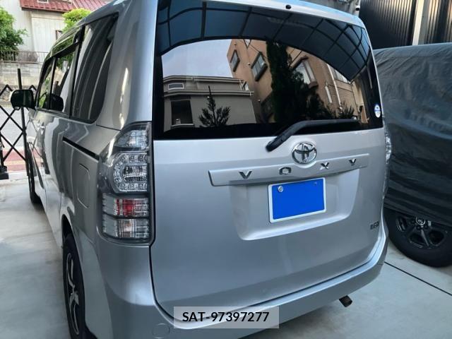 Toyota VOXY 2012-03 7226355-1