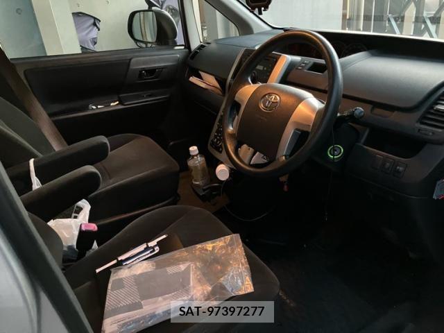 Toyota VOXY 2012-03 7226355-7