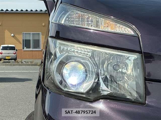 Toyota VOXY 2010-08 7252652-17