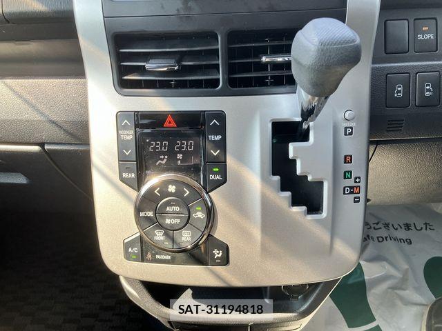 Toyota VOXY 2012-02 7252651-29
