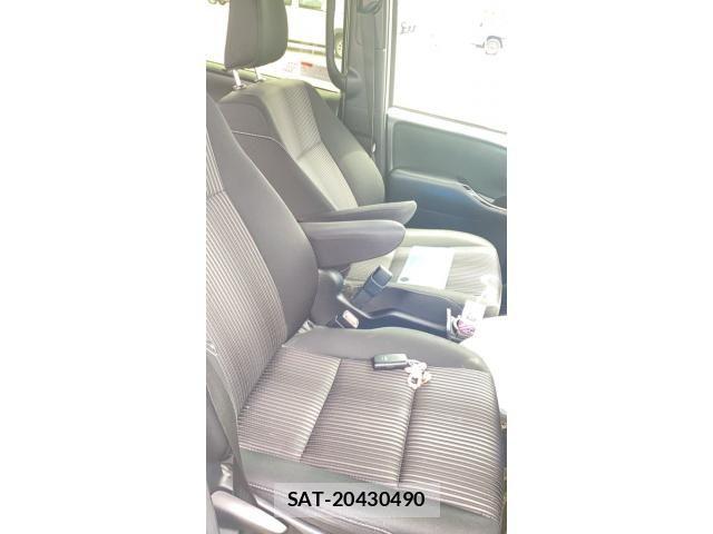 Toyota VOXY 2018-09 7330772-10