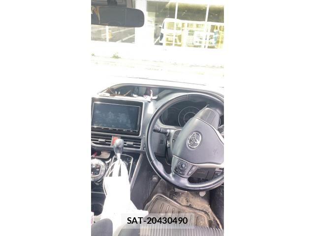 Toyota VOXY 2018-09 7330772-11