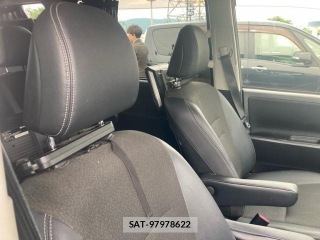 Toyota VOXY 2013-07 7330780-13