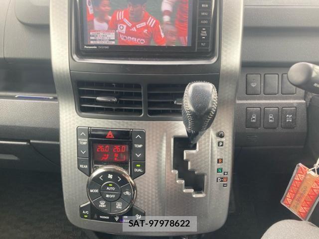 Toyota VOXY 2013-07 7330780-17