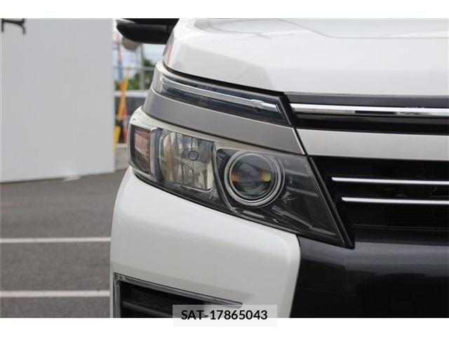 Toyota VOXY 2017-02 7360240-11