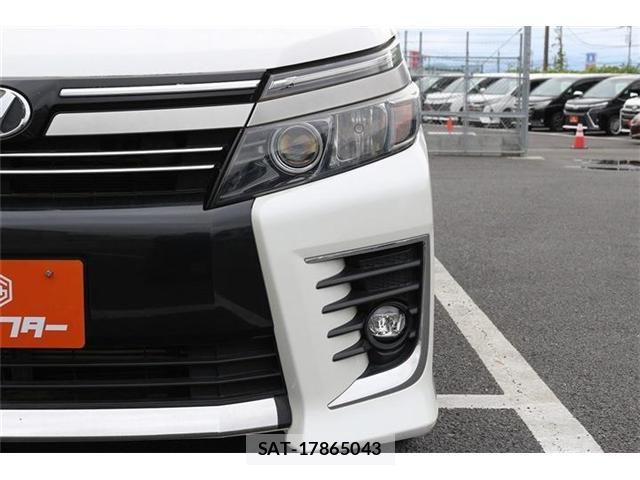 Toyota VOXY 2017-02 7360240-26