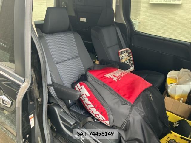 Toyota VOXY 2014-09 7360237-11