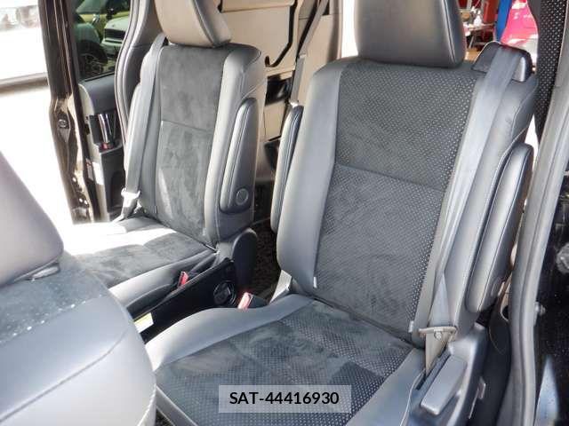 Toyota VOXY 2021-02 7360236-12