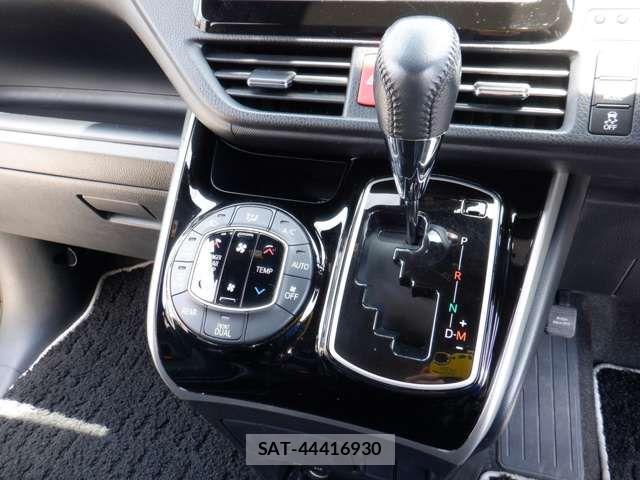 Toyota VOXY 2021-02 7360236-16