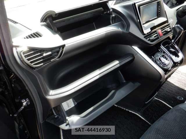 Toyota VOXY 2021-02 7360236-17