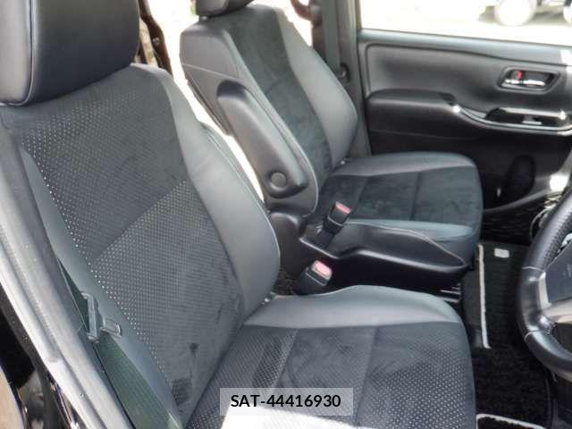 Toyota VOXY 2021-02 7360236-8