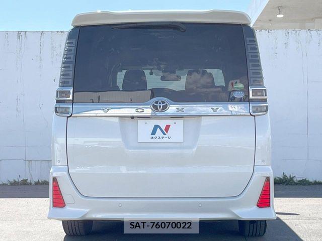 Toyota VOXY 2019-07 7394584-15