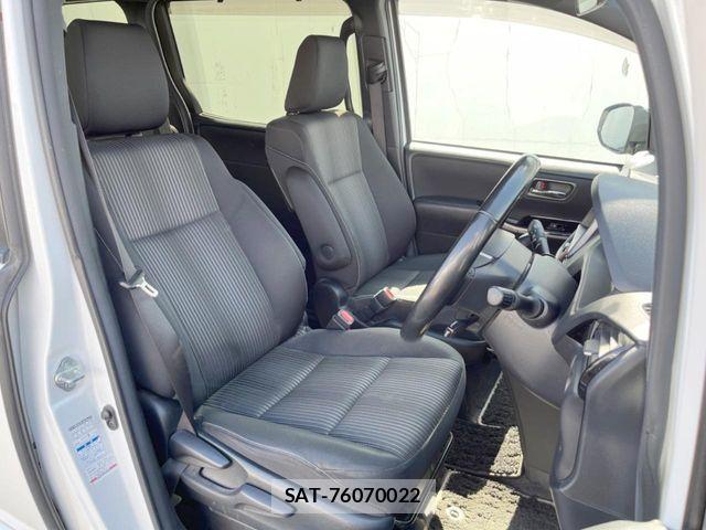 Toyota VOXY 2019-07 7394584-8