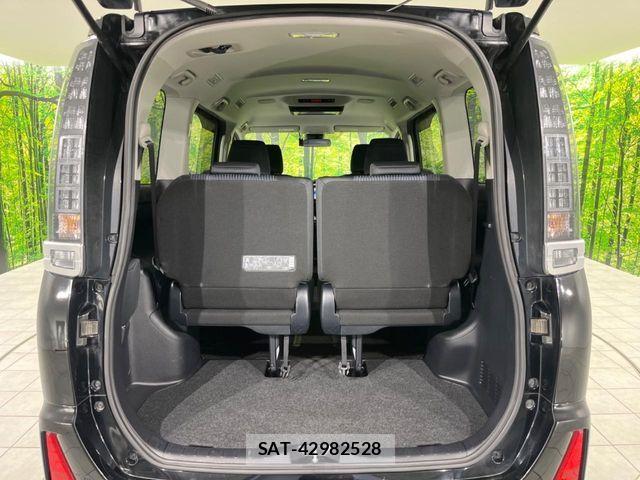 Toyota VOXY 2017-06 7458505-10