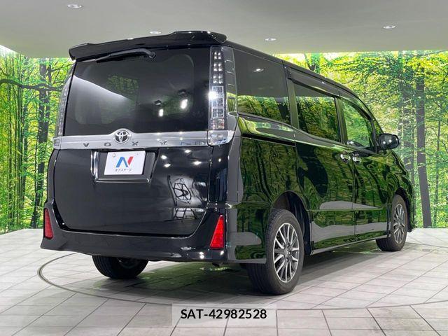 Toyota VOXY 2017-06 7458505-17
