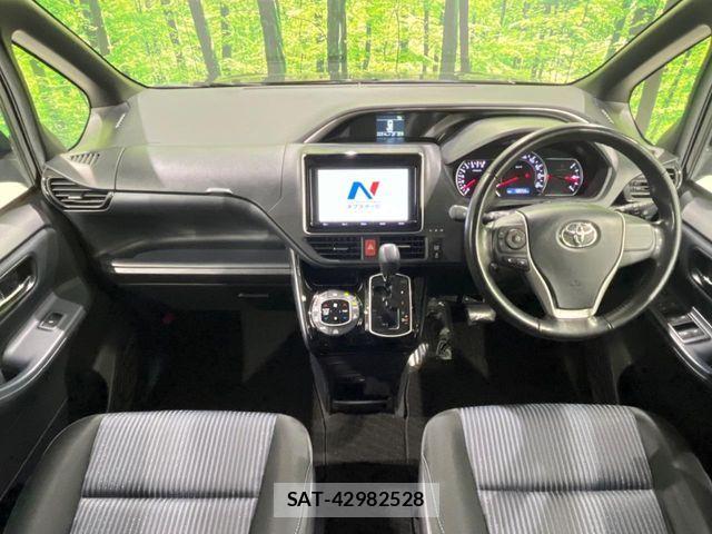 Toyota VOXY 2017-06 7458505-1