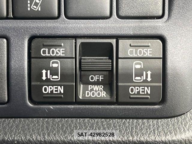 Toyota VOXY 2017-06 7458505-4