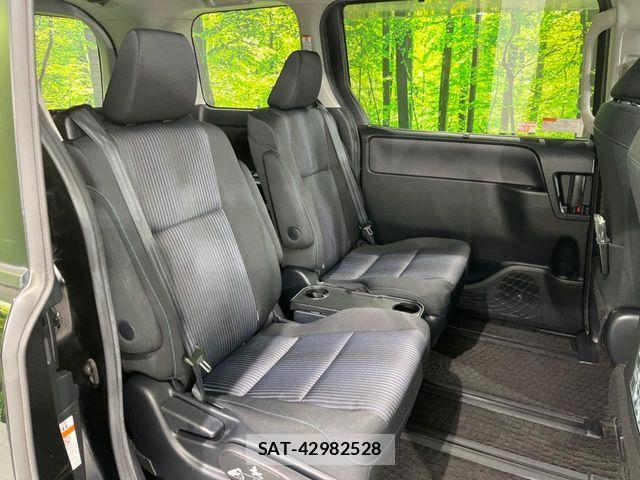 Toyota VOXY 2017-06 7458505-8