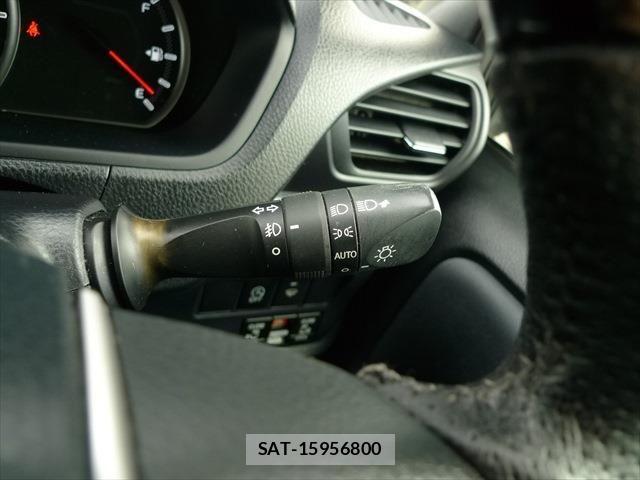 Toyota VOXY 2015-12 7458506-23