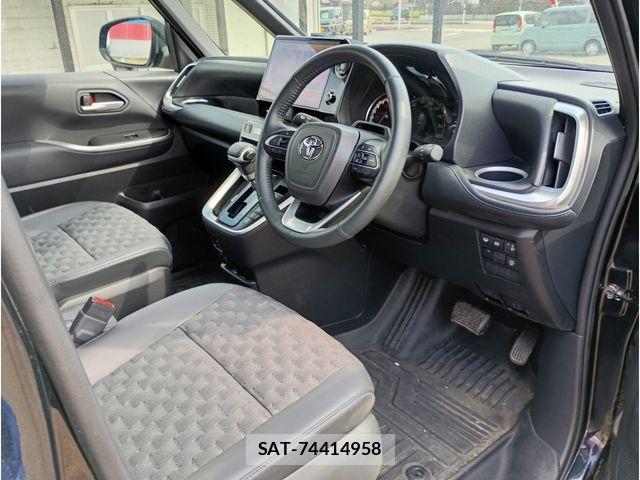 Toyota VOXY 2024-10 7458504-12