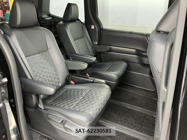 Toyota VOXY 2023-06 7620925-14