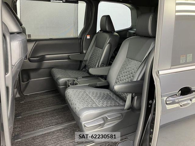 Toyota VOXY 2023-06 7620925-17