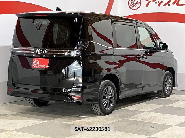 Toyota VOXY 2023-06 7620925-26