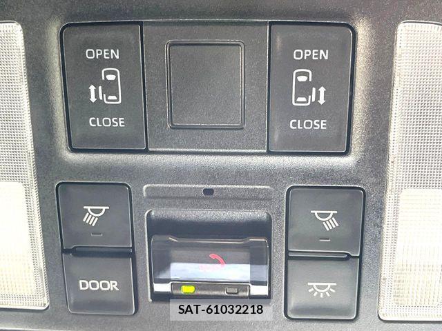 Toyota VOXY 2024-04 7620927-4