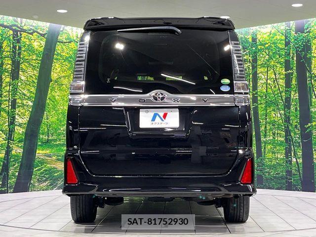 Toyota VOXY 2017-09 7620926-16
