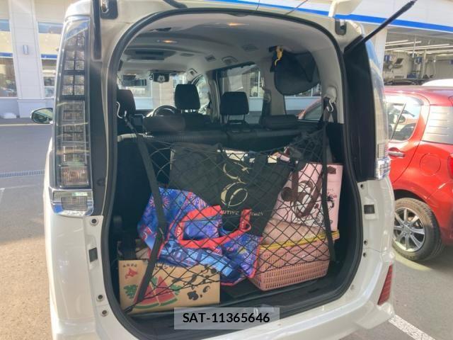 Toyota VOXY 2016-06 7620937-13