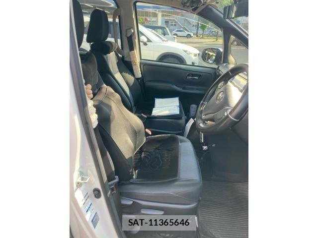 Toyota VOXY 2016-06 7620937-17