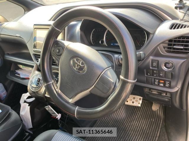 Toyota VOXY 2016-06 7620937-19