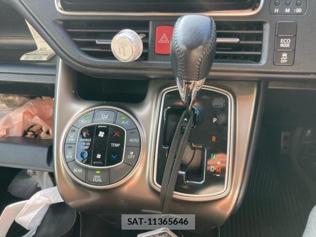 Toyota VOXY 2016-06 7620937-21