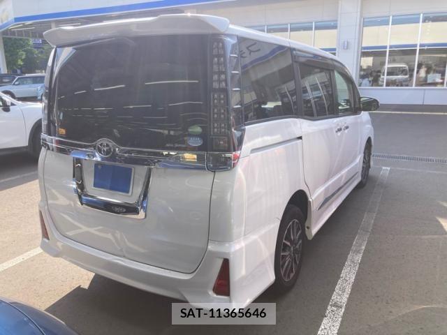 Toyota VOXY 2016-06 7620937-4
