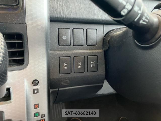 Toyota VOXY 2013-08 7730071-12