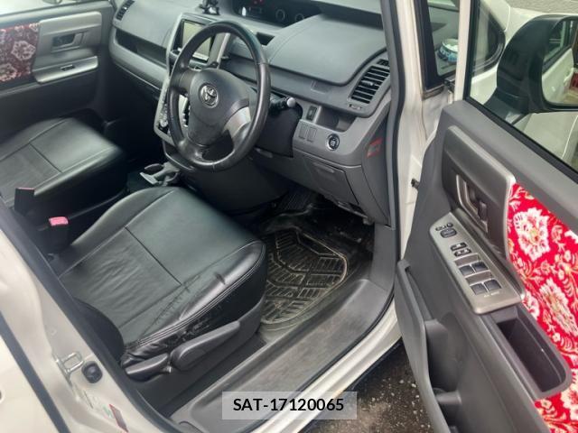 Toyota VOXY 2007-09 7730072-15