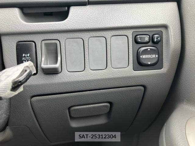 Toyota VOXY 2005-12 7730075-18