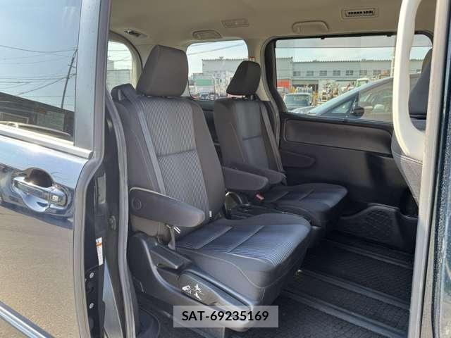 Toyota VOXY 2014-11 7880154-21