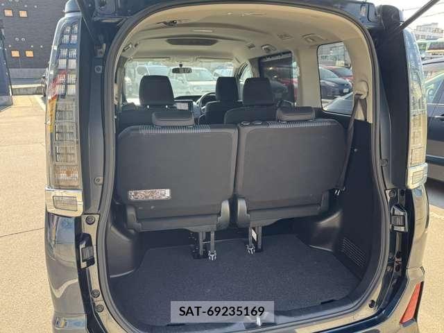 Toyota VOXY 2014-11 7880154-24