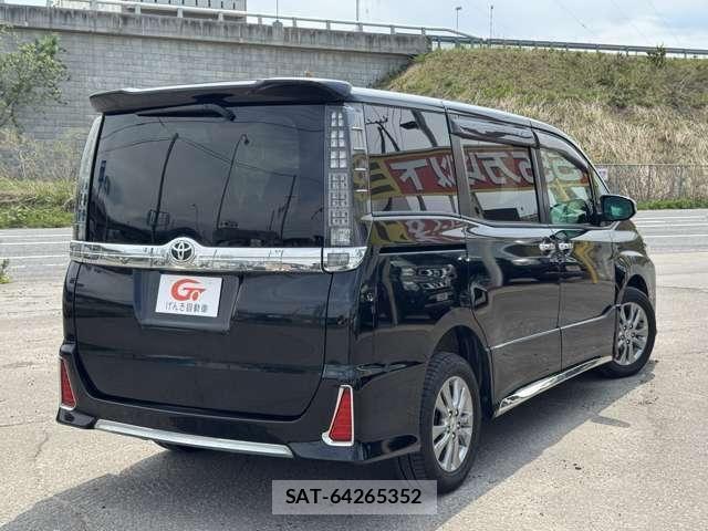 Toyota VOXY 2015-11 7880153-1