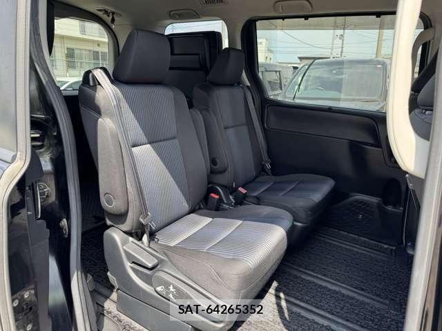Toyota VOXY 2015-11 7880153-19